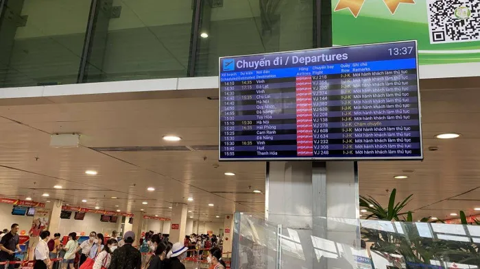 Hệ thống check-in lỗi nhiều giờ, hàng nghìn hành khách ùn ứ ở sân bay Tân Sơn Nhất - Ảnh 2. Hệ thống check-in lỗi nhiều giờ, hàng nghìn hành khách ùn ứ ở sân bay Tân Sơn Nhất - Ảnh 2.