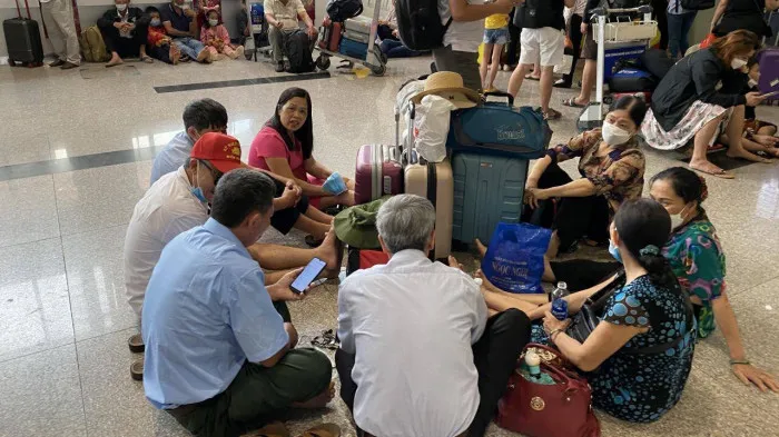 Hệ thống check-in lỗi nhiều giờ, hàng nghìn hành khách ùn ứ ở sân bay Tân Sơn Nhất - Ảnh 9. Hệ thống check-in lỗi nhiều giờ, hàng nghìn hành khách ùn ứ ở sân bay Tân Sơn Nhất - Ảnh 9.