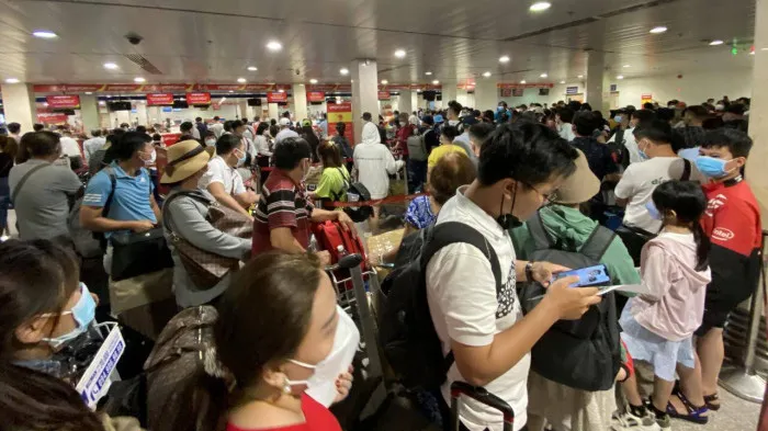 Hệ thống check-in lỗi nhiều giờ, hàng nghìn hành khách ùn ứ ở sân bay Tân Sơn Nhất - Ảnh 3. Hệ thống check-in lỗi nhiều giờ, hàng nghìn hành khách ùn ứ ở sân bay Tân Sơn Nhất - Ảnh 3.