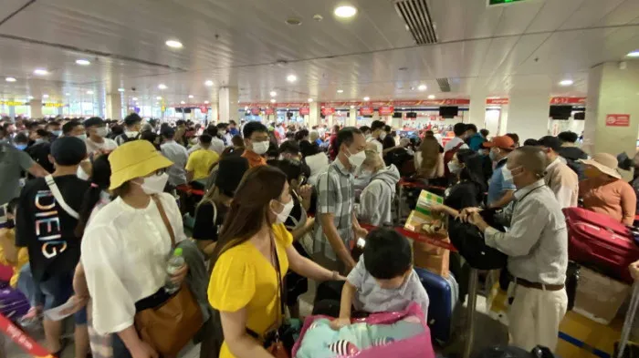 Hệ thống check-in lỗi nhiều giờ, hàng nghìn hành khách ùn ứ ở sân bay Tân Sơn Nhất - Ảnh 4. Hệ thống check-in lỗi nhiều giờ, hàng nghìn hành khách ùn ứ ở sân bay Tân Sơn Nhất - Ảnh 4.