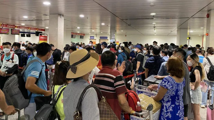Hệ thống check-in lỗi nhiều giờ, hàng nghìn hành khách ùn ứ ở sân bay Tân Sơn Nhất - Ảnh 5. Hệ thống check-in lỗi nhiều giờ, hàng nghìn hành khách ùn ứ ở sân bay Tân Sơn Nhất - Ảnh 5.
