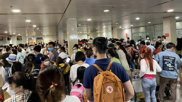 Hệ thống check-in lỗi nhiều giờ, hàng nghìn hành khách ùn ứ ở sân bay Tân Sơn Nhất - Ảnh 6. Hệ thống check-in lỗi nhiều giờ, hàng nghìn hành khách ùn ứ ở sân bay Tân Sơn Nhất - Ảnh 6.