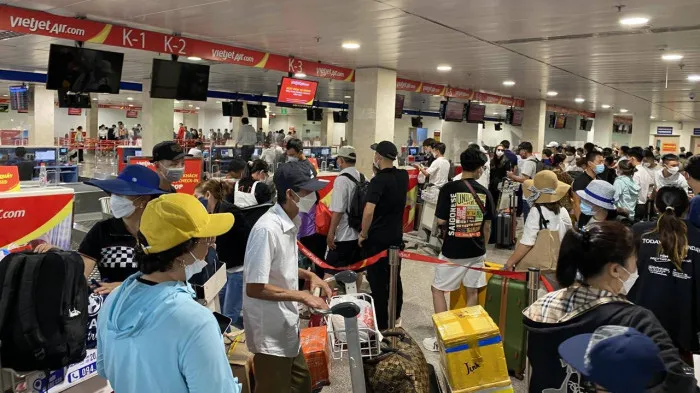 Hệ thống check-in lỗi nhiều giờ, hàng nghìn hành khách ùn ứ ở sân bay Tân Sơn Nhất - Ảnh 7. Hệ thống check-in lỗi nhiều giờ, hàng nghìn hành khách ùn ứ ở sân bay Tân Sơn Nhất - Ảnh 7.
