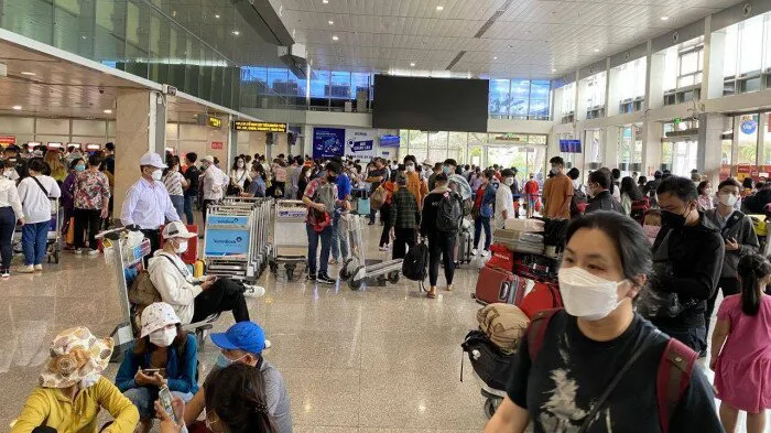 Hệ thống check-in lỗi nhiều giờ, hàng nghìn hành khách ùn ứ ở sân bay Tân Sơn Nhất - Ảnh 8. Hệ thống check-in lỗi nhiều giờ, hàng nghìn hành khách ùn ứ ở sân bay Tân Sơn Nhất - Ảnh 8.