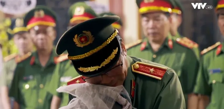 Bão ngầm - Tập 70: Biết Hạ Lam là cảnh sát ngầm, vì sao tên Đức vẫn giữ cô ở bên? - Ảnh 6. Bão ngầm - Tập 70: Biết Hạ Lam là cảnh sát ngầm, vì sao tên Đức vẫn giữ cô ở bên? - Ảnh 6.