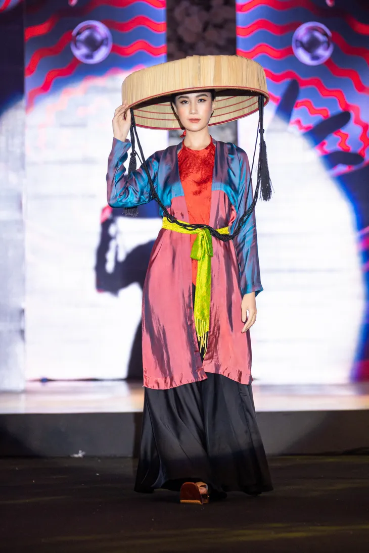 Quảng bá văn hóa du lịch qua thời trang tại Vietnam International Fashion Tour - Ảnh 4. Quảng bá văn hóa du lịch qua thời trang tại Vietnam International Fashion Tour - Ảnh 4.