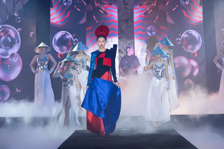 Quảng bá văn hóa du lịch qua thời trang tại Vietnam International Fashion Tour - Ảnh 7. Quảng bá văn hóa du lịch qua thời trang tại Vietnam International Fashion Tour - Ảnh 7.