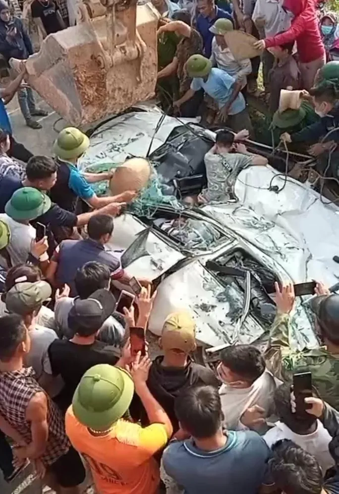 Tạm giữ lái xe tải gây tai nạn làm 3 người tử vong tại Hòa Bình - Ảnh 1. Tạm giữ lái xe tải gây tai nạn làm 3 người tử vong tại Hòa Bình - Ảnh 1.
