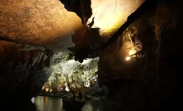 Những người chèo thuyền ở động Phong Nha trả lại tài sản cho du khách - Ảnh 2. Những người chèo thuyền ở động Phong Nha trả lại tài sản cho du khách - Ảnh 2.