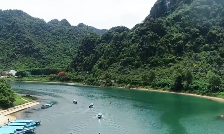 Những người chèo thuyền ở động Phong Nha trả lại tài sản cho du khách - Ảnh 3. Những người chèo thuyền ở động Phong Nha trả lại tài sản cho du khách - Ảnh 3.