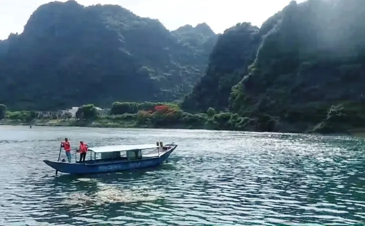 Những người chèo thuyền ở động Phong Nha trả lại tài sản cho du khách - Ảnh 4. Những người chèo thuyền ở động Phong Nha trả lại tài sản cho du khách - Ảnh 4.