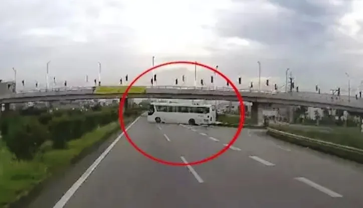 Đi ngược chiều vào cao tốc, xe khách xoay ngang giữa đường - Ảnh 1. Đi ngược chiều vào cao tốc, xe khách xoay ngang giữa đường - Ảnh 1.