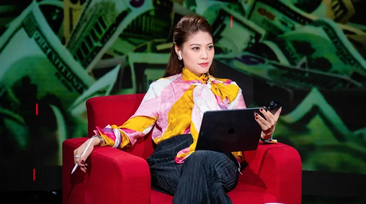 Trang phục lạ mắt của BTV Ngọc Trinh khi lên hình - Ảnh 9. Trang phục lạ mắt của BTV Ngọc Trinh khi lên hình - Ảnh 9.