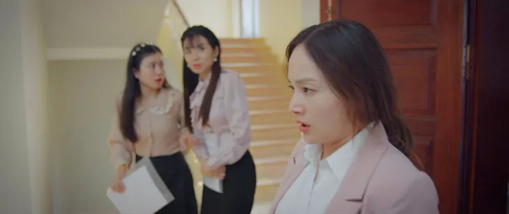Thương ngày nắng về 2 - Tập 28: Đức được mẹ và chị gái dắt mối đi lấy vợ mới giàu sụ - Ảnh 19. Thương ngày nắng về 2 - Tập 28: Đức được mẹ và chị gái dắt mối đi lấy vợ mới giàu sụ - Ảnh 19.