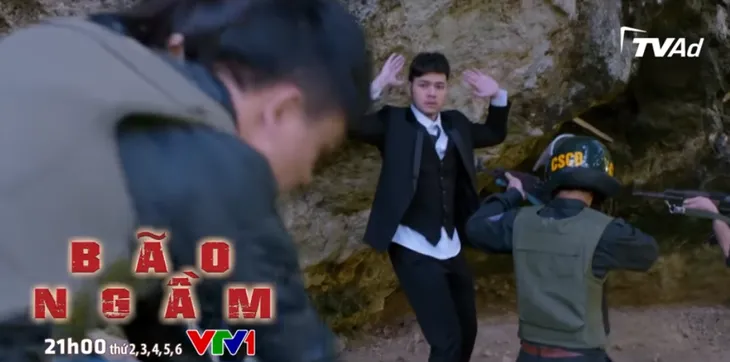 Bão ngầm - Tập 71: Hùng đau đớn chĩa súng vào Hạ Lam - Ảnh 2. Bão ngầm - Tập 71: Hùng đau đớn chĩa súng vào Hạ Lam - Ảnh 2.