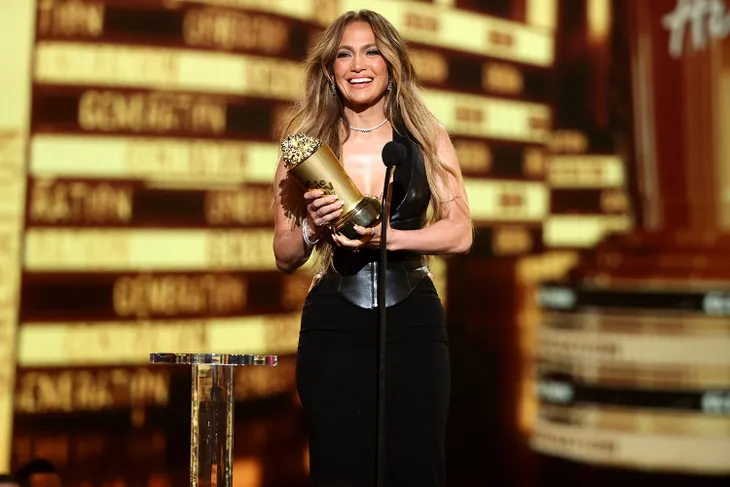 MTV Movie & TV Awards 2022: Nhận giải, Jennifer Lopez cảm ơn những kẻ làm tan nát trái tim - Ảnh 1. MTV Movie & TV Awards 2022: Nhận giải, Jennifer Lopez cảm ơn những kẻ làm tan nát trái tim - Ảnh 1.