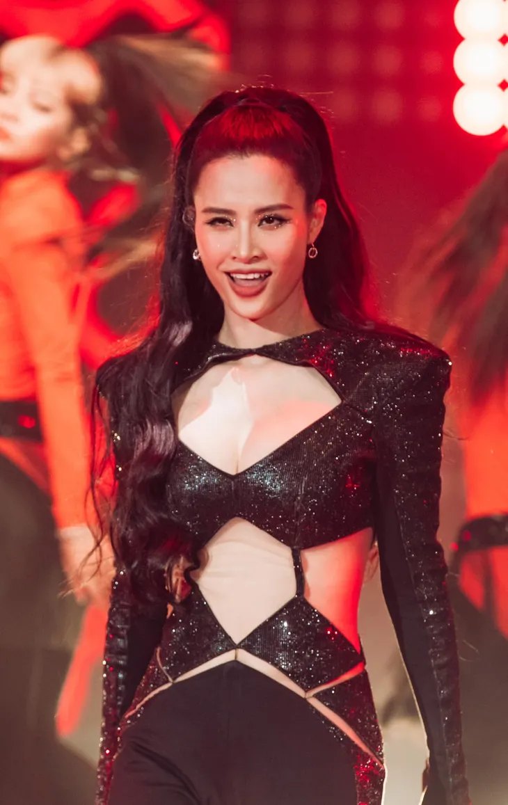 Đông Nhi lần đầu diễn live ca khúc chủ đề tại Chung kết Hoa hậu Hoàn vũ Việt Nam 2022 - Ảnh 2. Đông Nhi lần đầu diễn live ca khúc chủ đề tại Chung kết Hoa hậu Hoàn vũ Việt Nam 2022 - Ảnh 2.