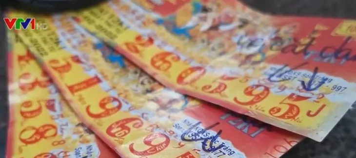 Làm vé số trúng thưởng giả để... đổi tiền thật - Ảnh 1. Làm vé số trúng thưởng giả để... đổi tiền thật - Ảnh 1.