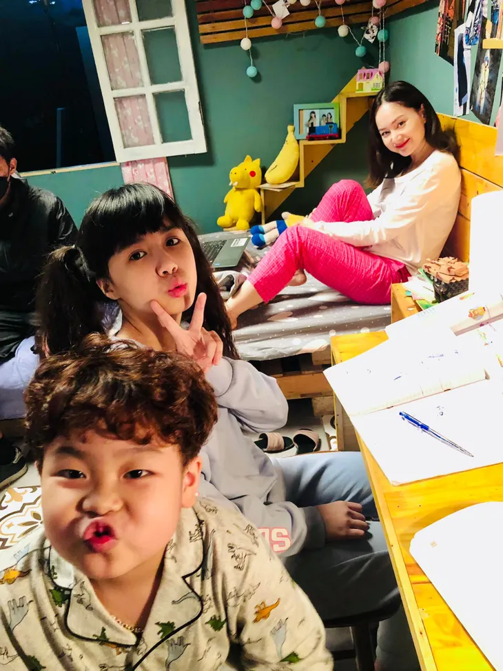 Thương ngày nắng về: Nếu xem phim căng thẳng quá, hãy ngắm hậu trường gia đình Khánh - Đức - Ảnh 1. Thương ngày nắng về: Nếu xem phim căng thẳng quá, hãy ngắm hậu trường gia đình Khánh - Đức - Ảnh 1.