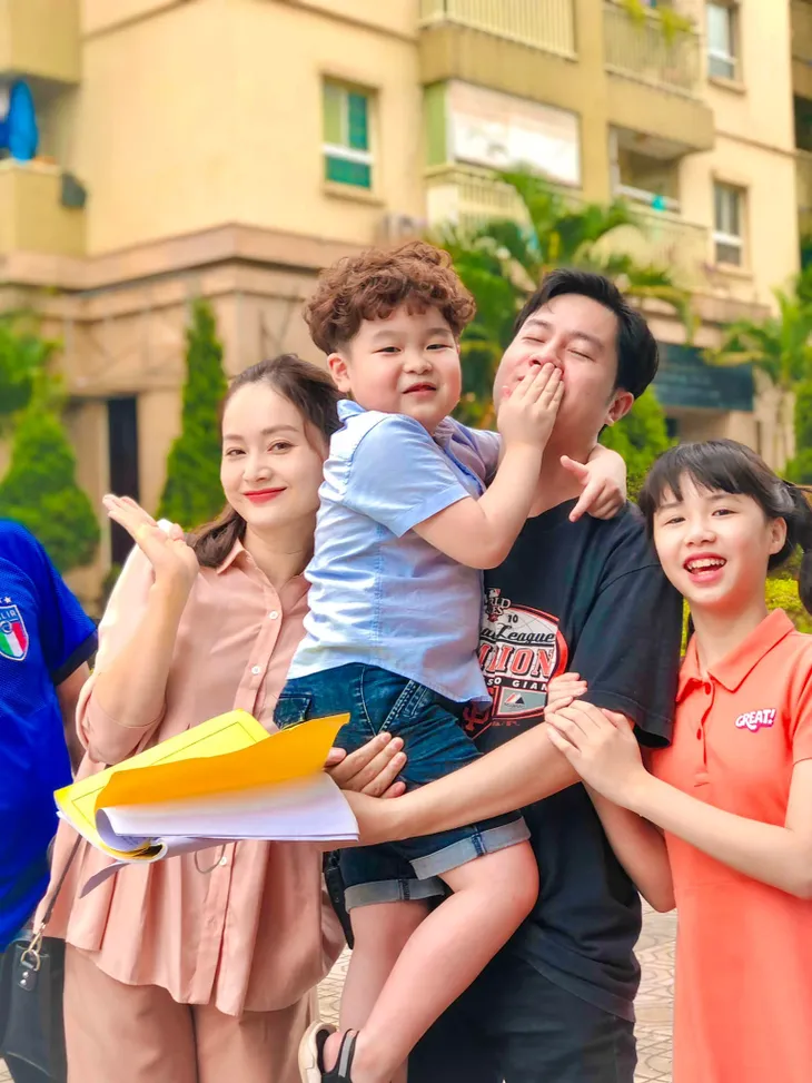 Thương ngày nắng về: Nếu xem phim căng thẳng quá, hãy ngắm hậu trường gia đình Khánh - Đức - Ảnh 3. Thương ngày nắng về: Nếu xem phim căng thẳng quá, hãy ngắm hậu trường gia đình Khánh - Đức - Ảnh 3.
