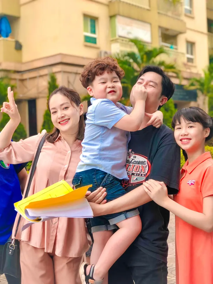 Thương ngày nắng về: Nếu xem phim căng thẳng quá, hãy ngắm hậu trường gia đình Khánh - Đức - Ảnh 4. Thương ngày nắng về: Nếu xem phim căng thẳng quá, hãy ngắm hậu trường gia đình Khánh - Đức - Ảnh 4.