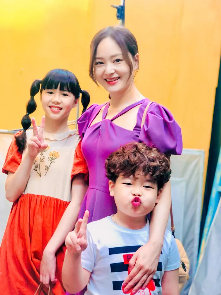 Thương ngày nắng về: Nếu xem phim căng thẳng quá, hãy ngắm hậu trường gia đình Khánh - Đức - Ảnh 7. Thương ngày nắng về: Nếu xem phim căng thẳng quá, hãy ngắm hậu trường gia đình Khánh - Đức - Ảnh 7.