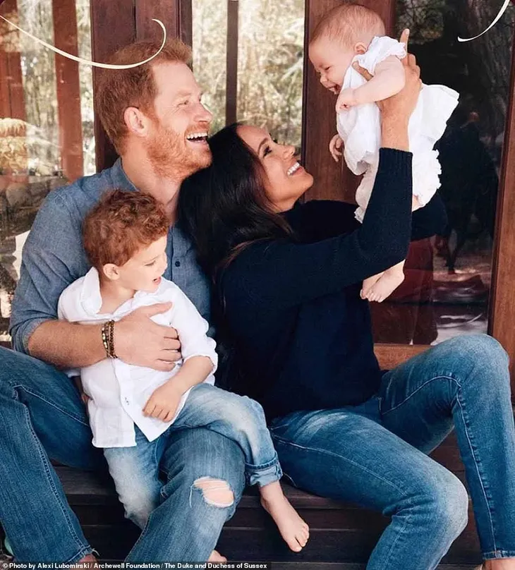 Vợ chồng Harry và Meghan lần đầu công khai hình ảnh chân dung con gái - Ảnh 3. Vợ chồng Harry và Meghan lần đầu công khai hình ảnh chân dung con gái - Ảnh 3.