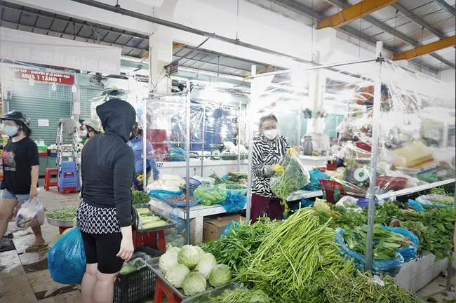 Chợ truyền thống ế ẩm vì giá thực phẩm tăng - Ảnh 1. Chợ truyền thống ế ẩm vì giá thực phẩm tăng - Ảnh 1.