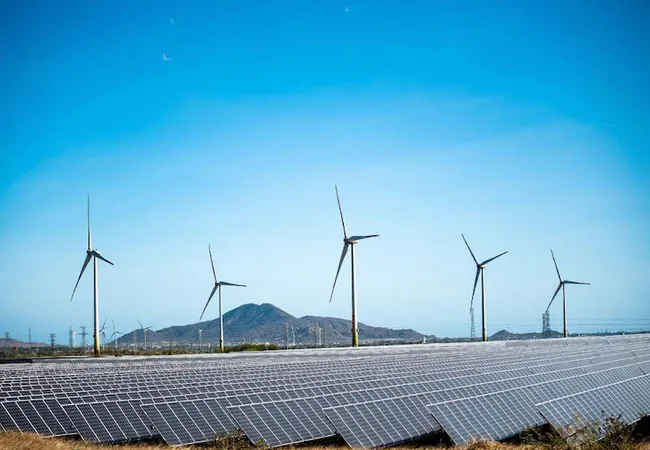 Bộ Công Thương lý giải về đề xuất tiếp tục phát triển gần 2.430 MW điện mặt trời - Ảnh 1. Bộ Công Thương lý giải về đề xuất tiếp tục phát triển gần 2.430 MW điện mặt trời - Ảnh 1.