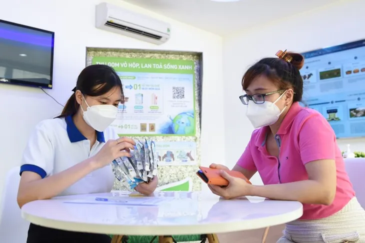 Khách hàng hào hứng đổi vỏ hộp sữa lấy set quà thiết thực - Ảnh 3. Khách hàng hào hứng đổi vỏ hộp sữa lấy set quà thiết thực - Ảnh 3.