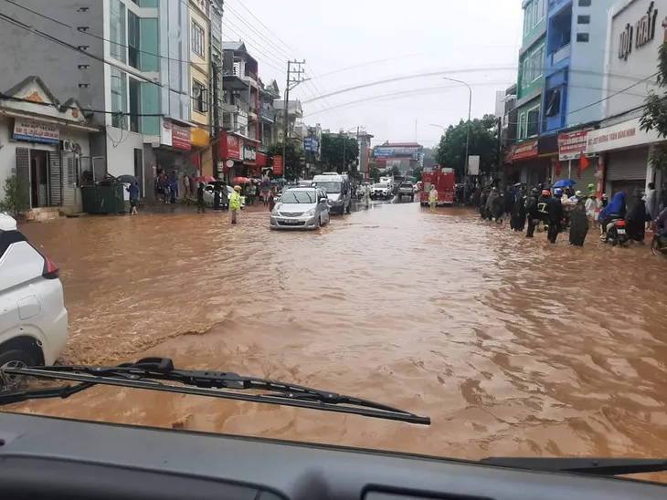 Mưa lớn, TP Sơn La chìm trong biển nước - Ảnh 1. Mưa lớn, TP Sơn La chìm trong biển nước - Ảnh 1.