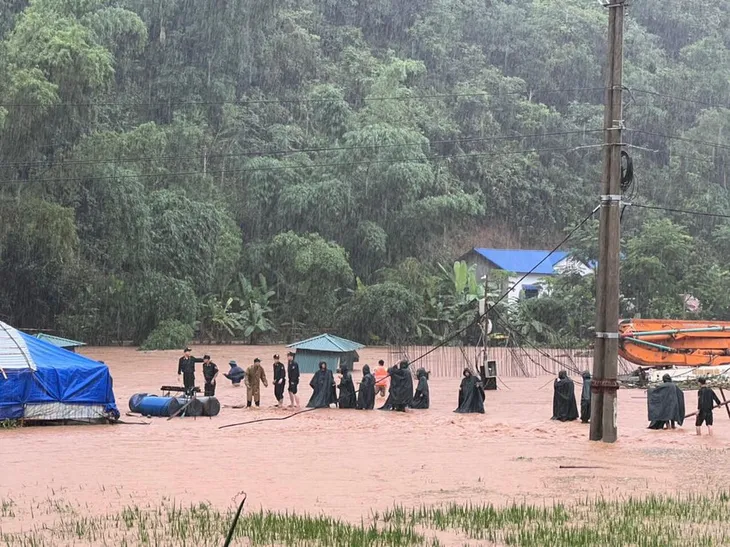 Mưa lớn, TP Sơn La chìm trong biển nước - Ảnh 2. Mưa lớn, TP Sơn La chìm trong biển nước - Ảnh 2.