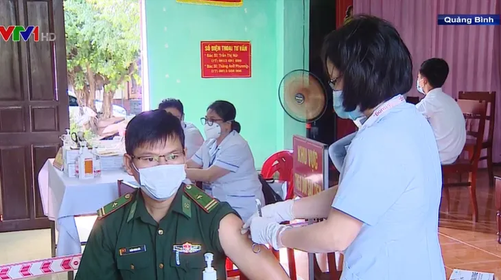 Nỗ lực tăng tỷ lệ người dân tiêm mũi 3 vaccine phòng COVID-19 - Ảnh 1.