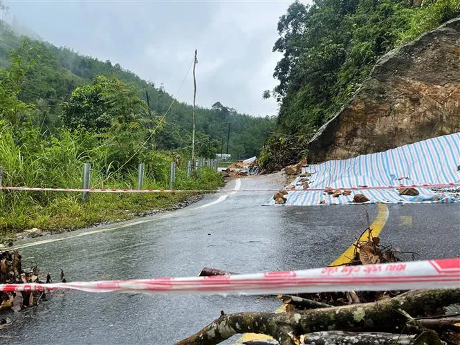 Yên Bái: Tỉnh lộ 172 vẫn chưa thông tuyến sau 6 ngày sạt lở - Ảnh 2. Yên Bái: Tỉnh lộ 172 vẫn chưa thông tuyến sau 6 ngày sạt lở - Ảnh 2.