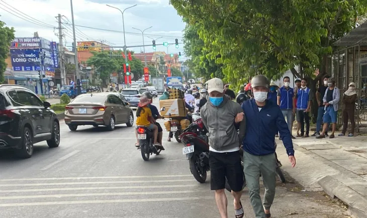 Bắt kẻ biến thái chạy xe máy dọc Quốc lộ 1A sàm sỡ nhiều trẻ em gái, phụ nữ - Ảnh 2. Bắt kẻ biến thái chạy xe máy dọc Quốc lộ 1A sàm sỡ nhiều trẻ em gái, phụ nữ - Ảnh 2.