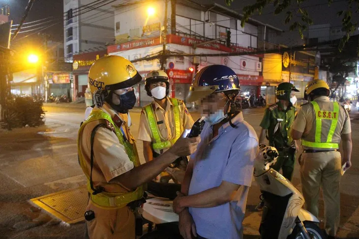 Công an Hà Nội tiếp tục tăng cường kiểm tra nồng độ cồn dịp cuối năm - Ảnh 1. Công an Hà Nội tiếp tục tăng cường kiểm tra nồng độ cồn dịp cuối năm - Ảnh 1.
