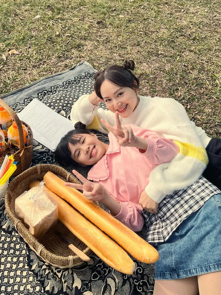 Thương ngày nắng về: Hậu trường đáng yêu của hai bé Sam - So - Ảnh 3. Thương ngày nắng về: Hậu trường đáng yêu của hai bé Sam - So - Ảnh 3.