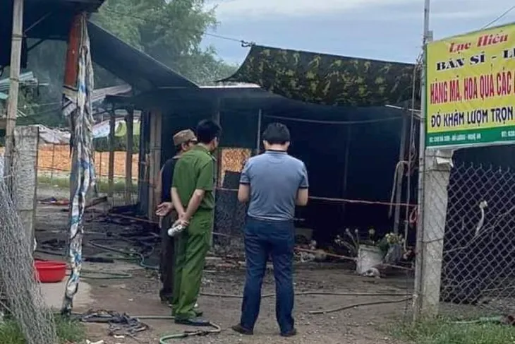 Dập tắt đám cháy, phát hiện thi thể nữ chủ ki ốt bên trong - Ảnh 1. Dập tắt đám cháy, phát hiện thi thể nữ chủ ki ốt bên trong - Ảnh 1.
