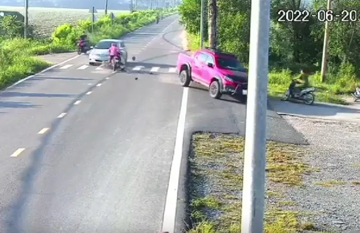 Xe bán tải sang đường ẩu gây tai nạn liên hoàn cho loạt xe máy - Ảnh 2. Xe bán tải sang đường ẩu gây tai nạn liên hoàn cho loạt xe máy - Ảnh 2.