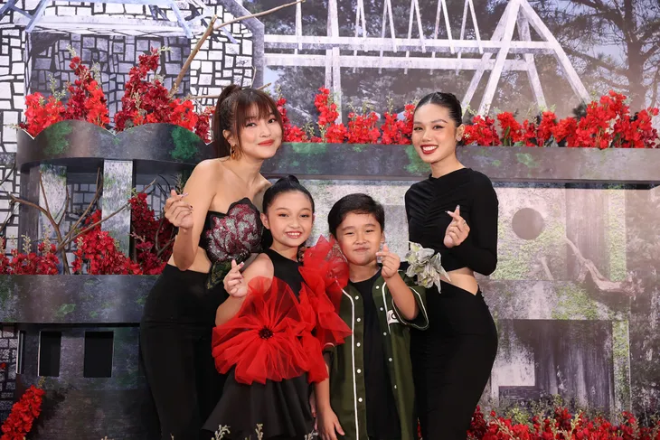 Cao Thái Hà, Trâm Anh khoe dáng trong ngày ra mắt Trại Hoa Đỏ - Ảnh 5. Cao Thái Hà, Trâm Anh khoe dáng trong ngày ra mắt Trại Hoa Đỏ - Ảnh 5.