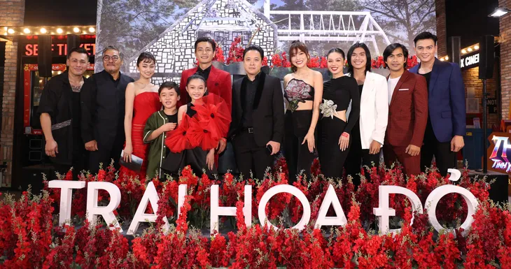 Cao Thái Hà, Trâm Anh khoe dáng trong ngày ra mắt Trại Hoa Đỏ - Ảnh 2. Cao Thái Hà, Trâm Anh khoe dáng trong ngày ra mắt Trại Hoa Đỏ - Ảnh 2.