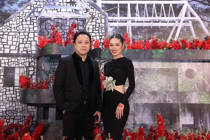 Cao Thái Hà, Trâm Anh khoe dáng trong ngày ra mắt Trại Hoa Đỏ - Ảnh 3. Cao Thái Hà, Trâm Anh khoe dáng trong ngày ra mắt Trại Hoa Đỏ - Ảnh 3.
