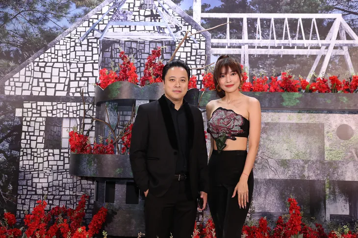 Cao Thái Hà, Trâm Anh khoe dáng trong ngày ra mắt Trại Hoa Đỏ - Ảnh 4. Cao Thái Hà, Trâm Anh khoe dáng trong ngày ra mắt Trại Hoa Đỏ - Ảnh 4.