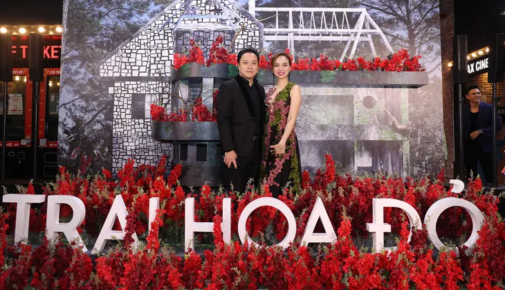 Cao Thái Hà, Trâm Anh khoe dáng trong ngày ra mắt Trại Hoa Đỏ - Ảnh 1. Cao Thái Hà, Trâm Anh khoe dáng trong ngày ra mắt Trại Hoa Đỏ - Ảnh 1.