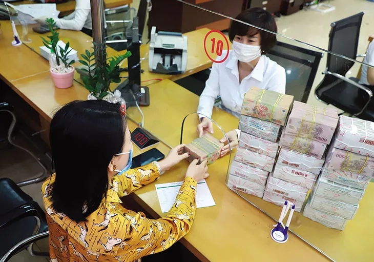Nhiều ngân hàng đồng loạt tăng lãi suất tiết kiệm - Ảnh 1.