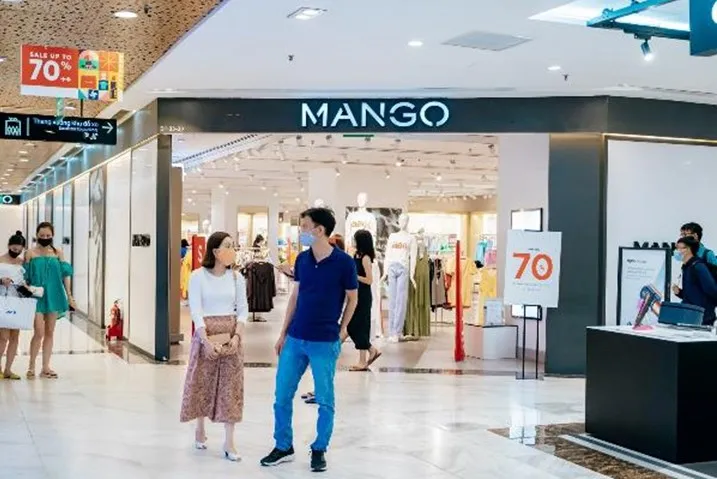 Vincom Red Sale 2022: Mùa mua sắm “hàng hiệu giá hời” lớn nhất mùa hè - Ảnh 2. Vincom Red Sale 2022: Mùa mua sắm “hàng hiệu giá hời” lớn nhất mùa hè - Ảnh 2.