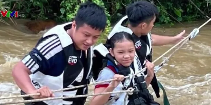 Giải cứu 6 du khách mắc kẹt trên núi do lũ về đột ngột - Ảnh 1. Giải cứu 6 du khách mắc kẹt trên núi do lũ về đột ngột - Ảnh 1.