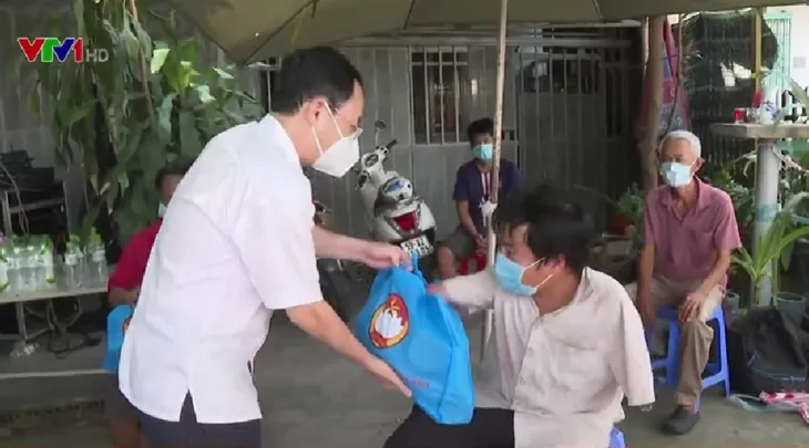 Nhìn lại một năm TP Hồ Chí Minh gồng mình chống dịch COVID-19 - Ảnh 1. Nhìn lại một năm TP Hồ Chí Minh gồng mình chống dịch COVID-19 - Ảnh 1.