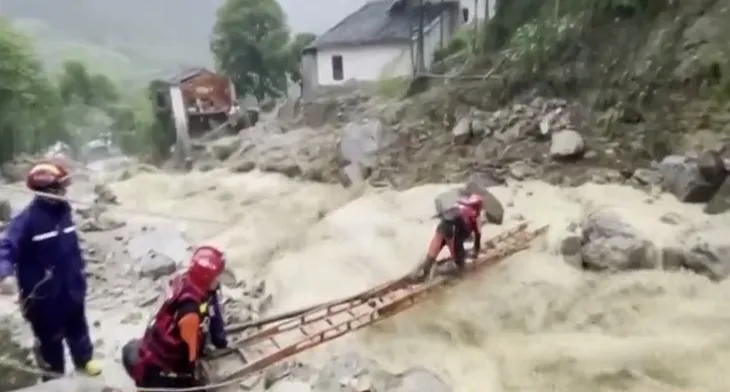 Trung Quốc cảnh báo mưa lũ đang vào giai đoạn cao điểm - Ảnh 1. Trung Quốc cảnh báo mưa lũ đang vào giai đoạn cao điểm - Ảnh 1.