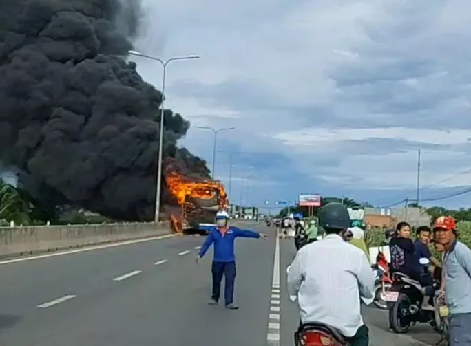 Chở 42 hành khách, xe khách giường nằm bốc cháy trên Quốc lộ 1 - Ảnh 1. Chở 42 hành khách, xe khách giường nằm bốc cháy trên Quốc lộ 1 - Ảnh 1.
